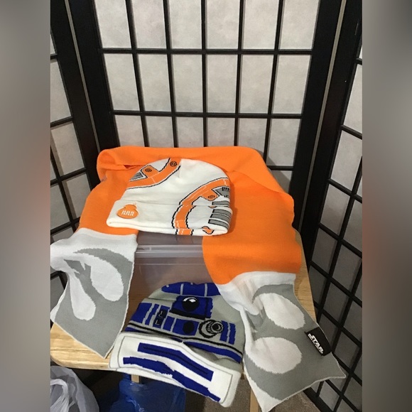 Bundle NWOT 2 Star Wars Caps and 1 Scarf Star Wars BB8 & R2-D2. - Picture 6 of 6